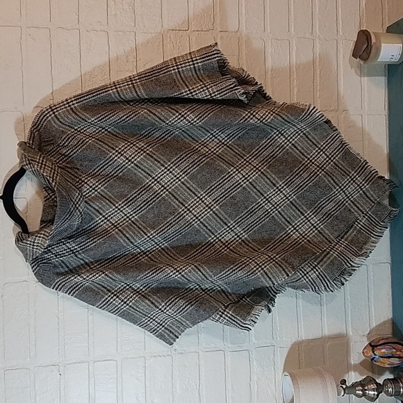 Modena Shawl - Picture 4 of 5